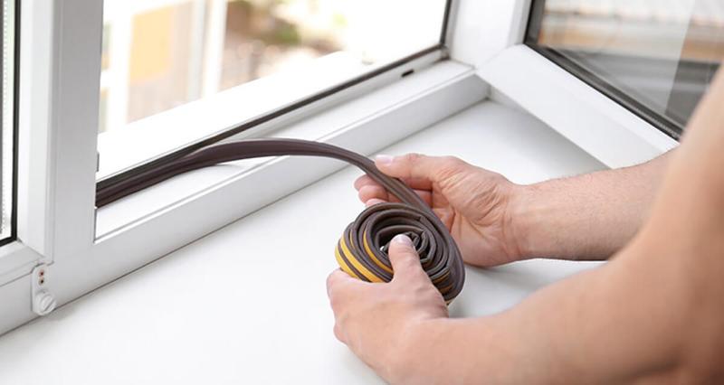 Skuteczne metody na uszczelnienie szpary między oknem a parapetem, które zapobiegną wilgoci
